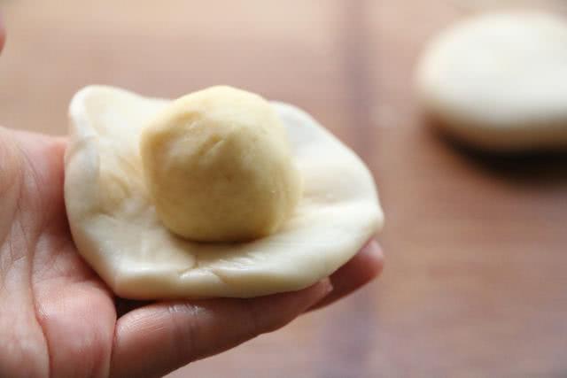 外皮酥软的绿豆饼怎么和面,绿豆饼圆的厚的外皮像炸过一样
