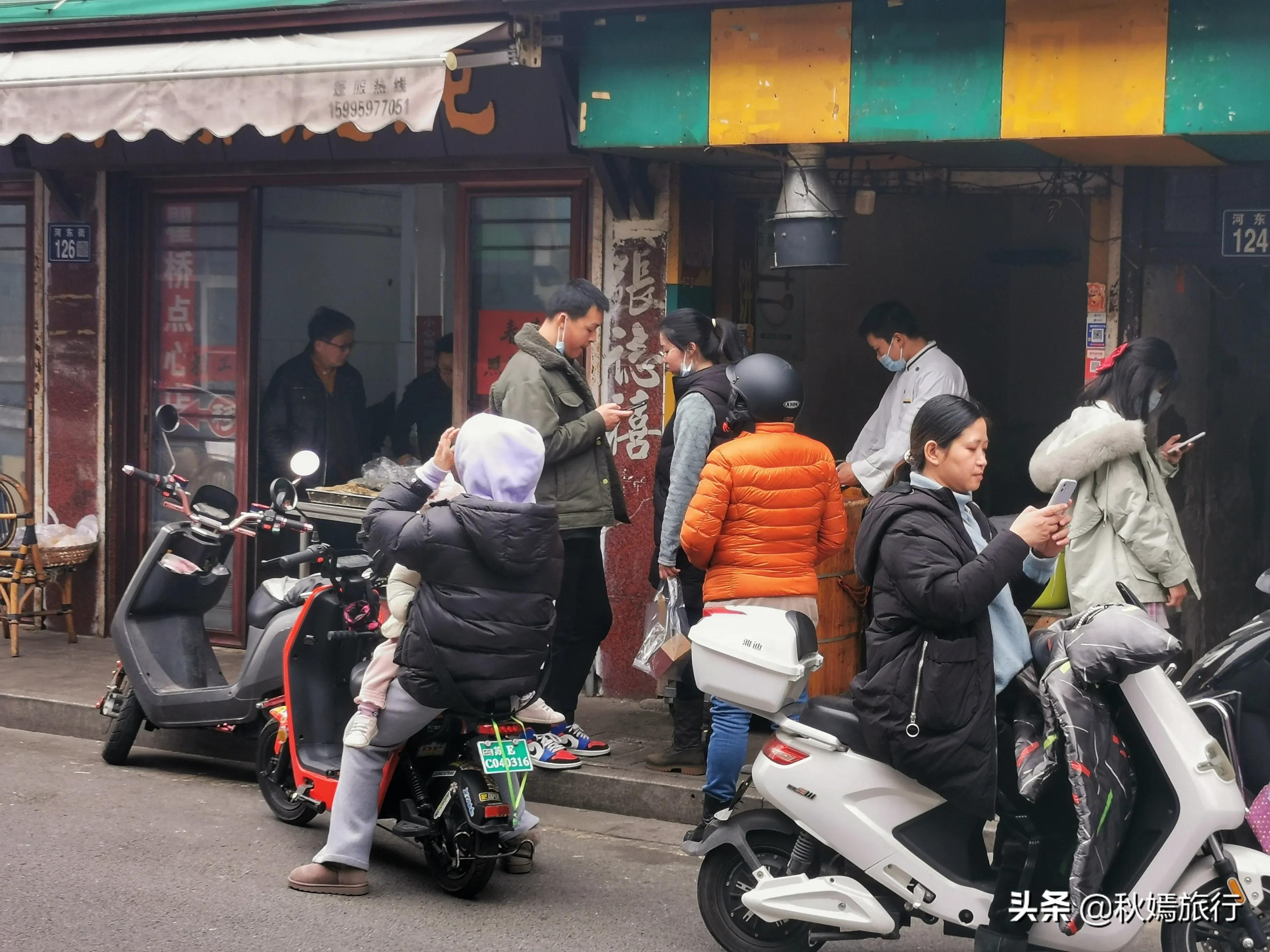 冬游常熟燕园赏蜡梅花,方桥头梅干菜扣肉饼5元一只,顾客盈门