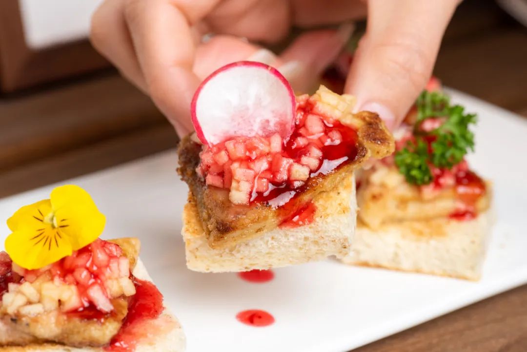 之心城这家餐厅堪称“西餐界CHANEL”，小姐姐们都抢着去