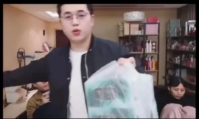 李佳琦和小助理，撕逼分手了？