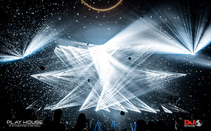 他拍下成都夜店的“纸醉金迷”，都市男女们在这里挥金如土