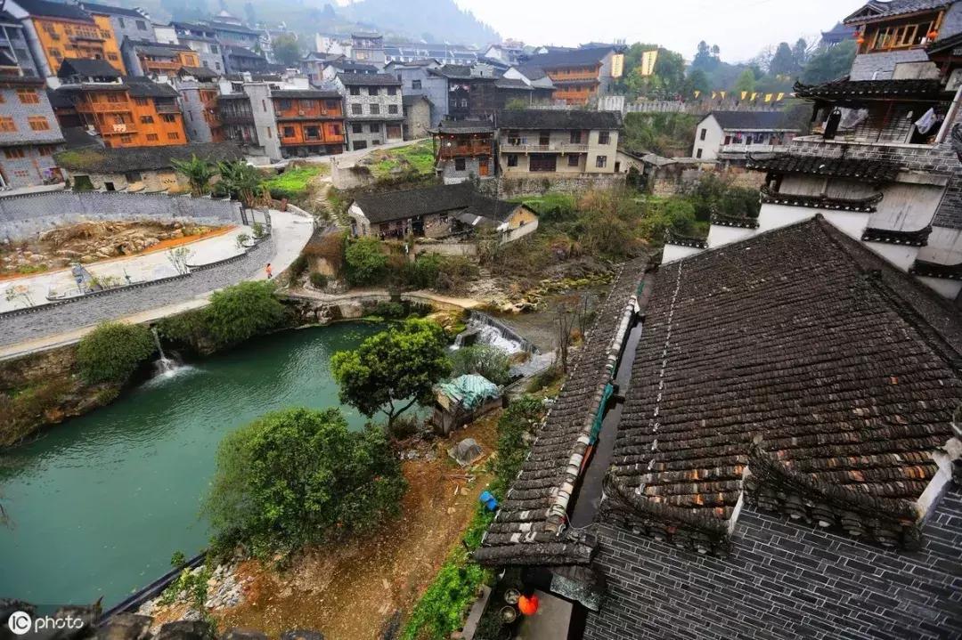 瀑布上的千年古镇芙蓉镇,挂在瀑布上的千年古镇湘西芙蓉镇