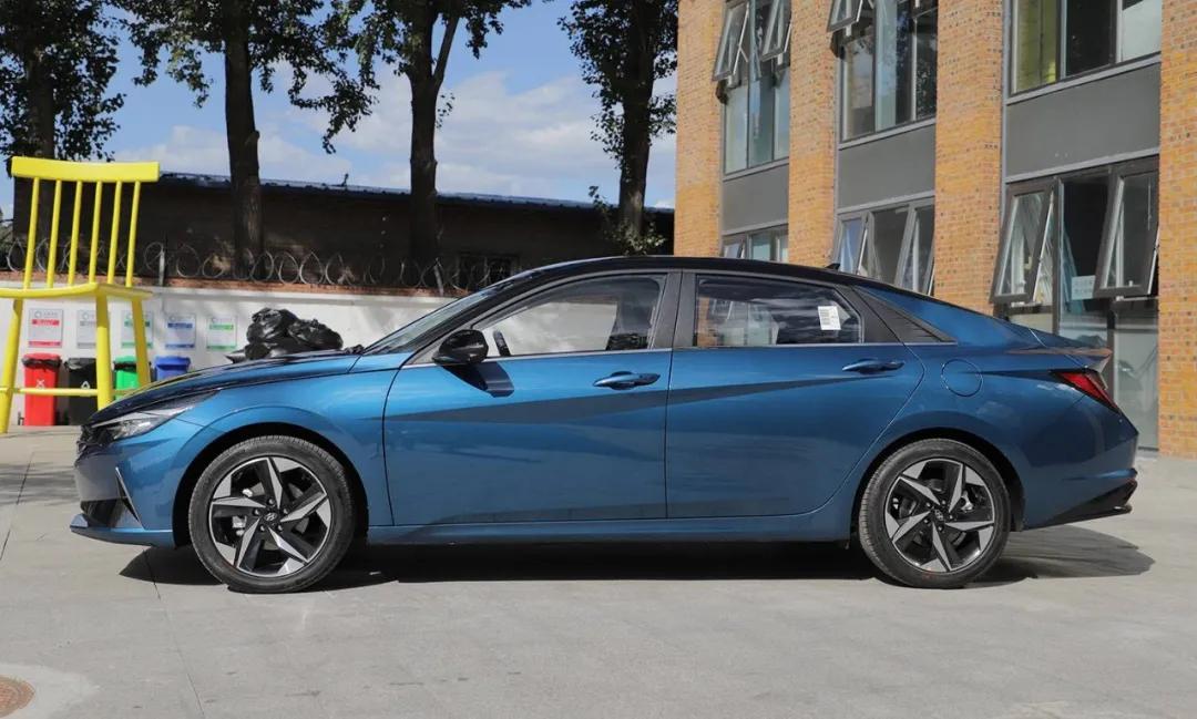 新款现代伊兰特深度体验,好开省油a级车