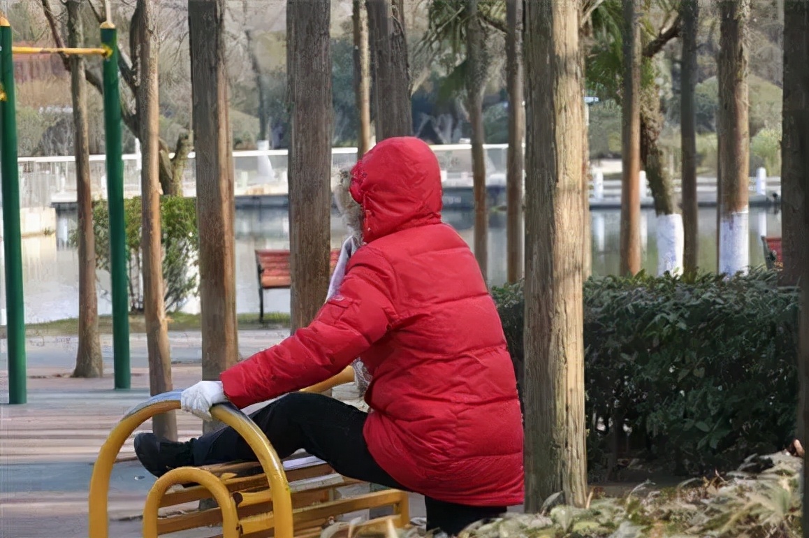 中老年拉筋锻炼最佳方式,老人压腿拉筋的正确方法