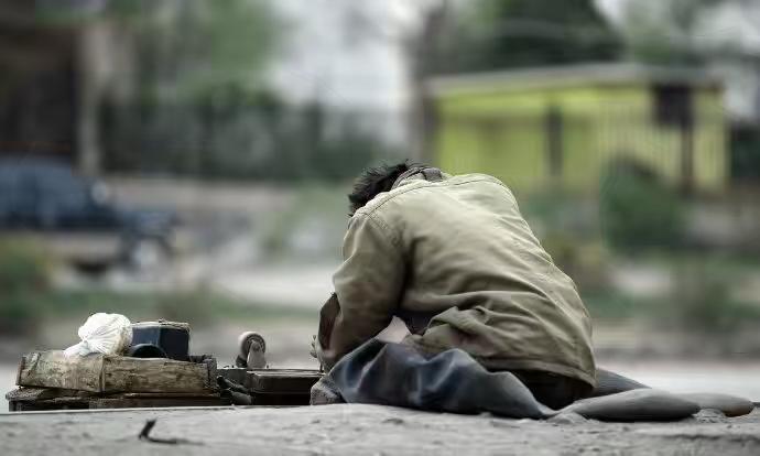 小时候的不幸让我有自杀想法，桥头卖灌饼的老太太一句话拯救了我