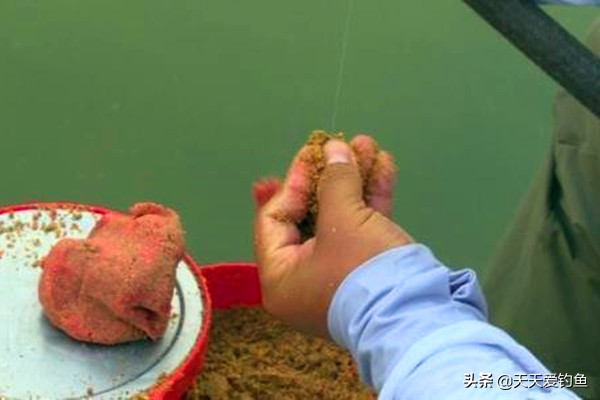 钓鱼颗粒的正确使用方法,钓鱼商品饵怎么拌好