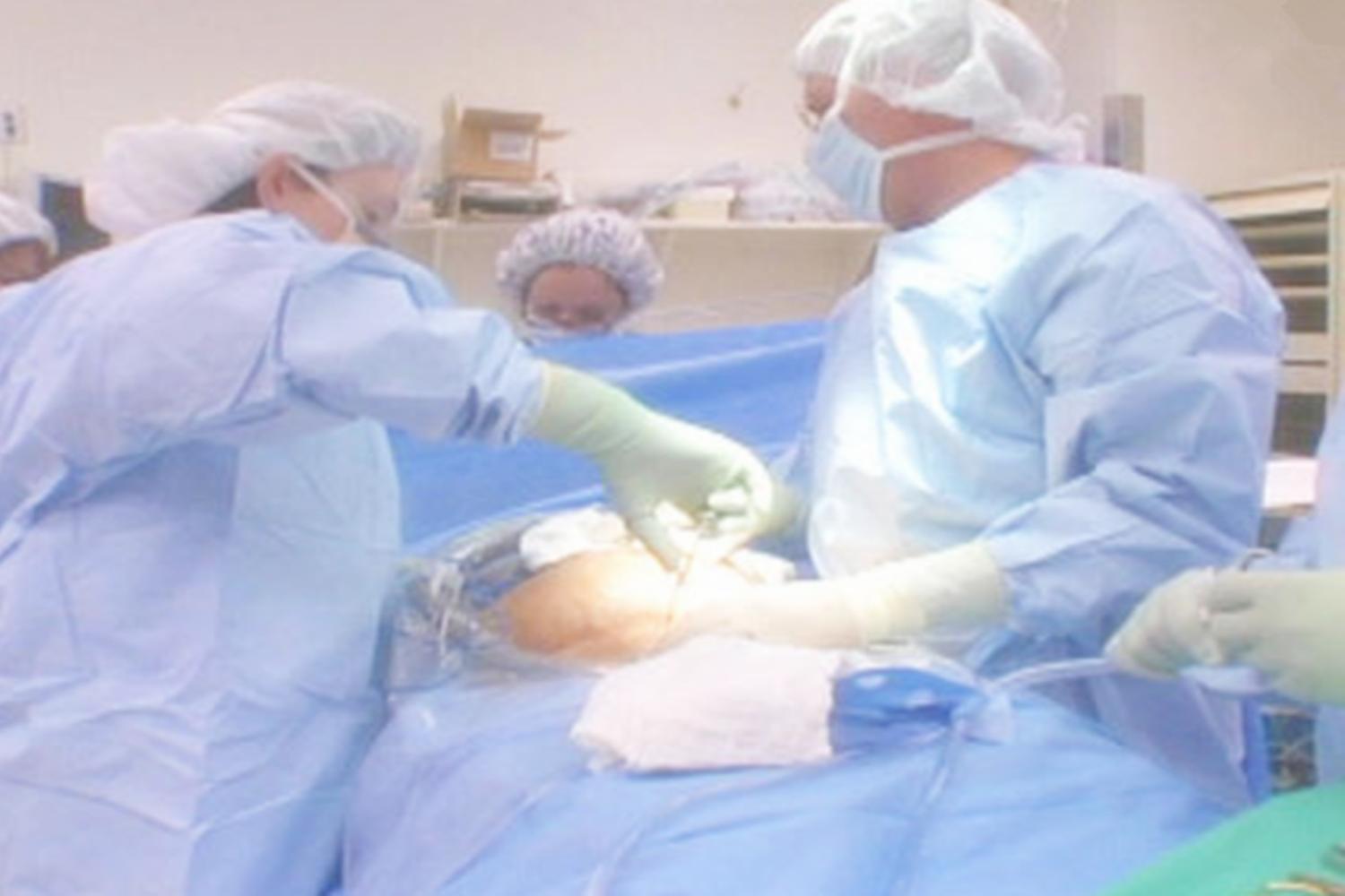 国外女子19年间剖腹产11次，打破世界最高纪录，连医生都觉得神奇