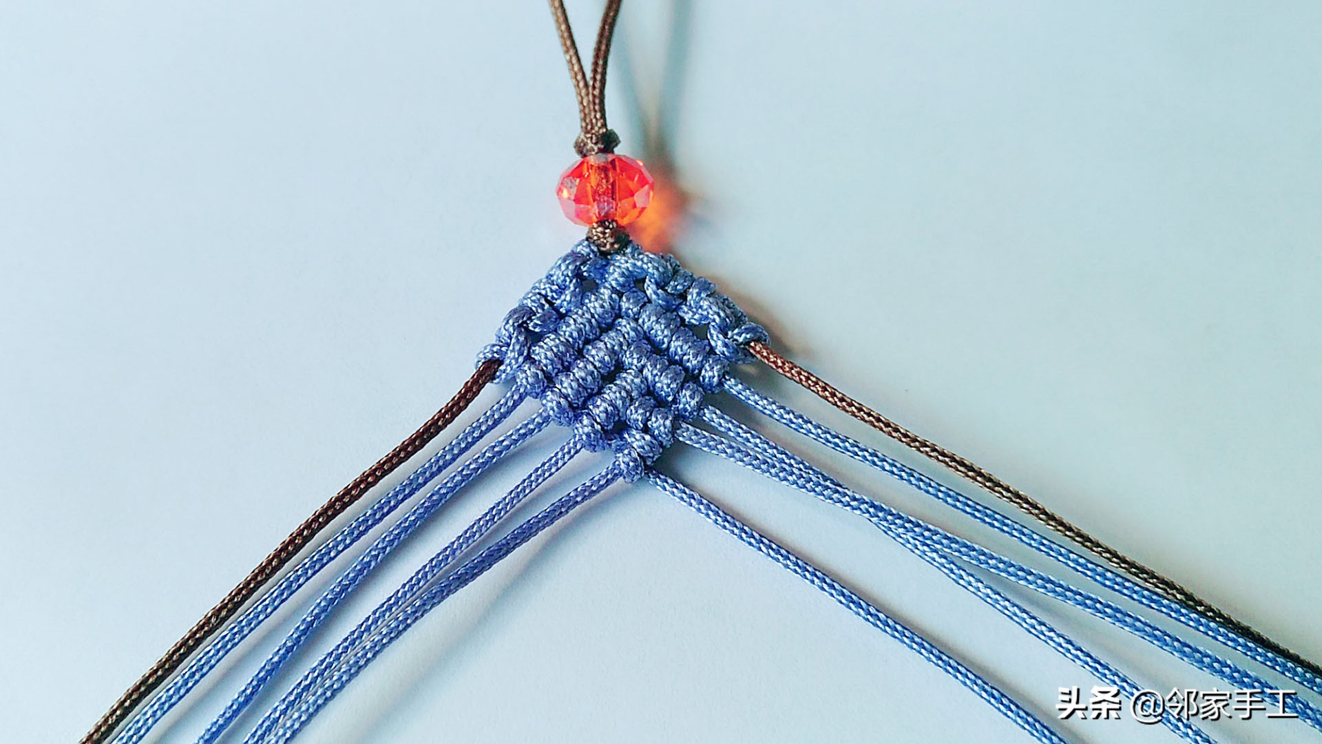 编蝴蝶手机挂件教程,带扣子的手机挂件编法