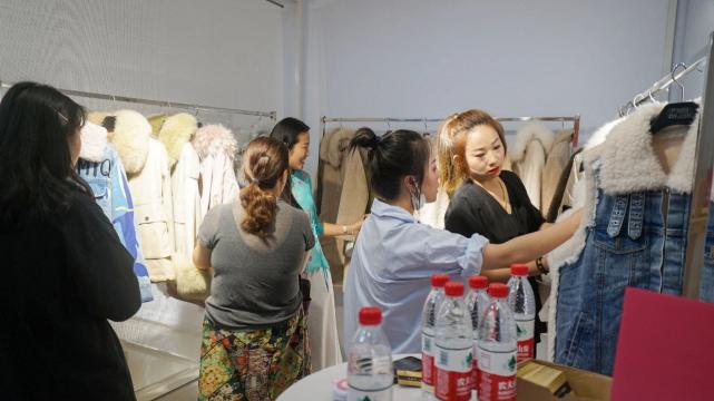 直播带货对服装零售的影响,郑州服装室外直播