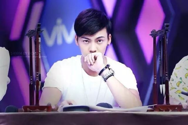 陈伟霆戴耳钉视频,陈伟霆黑色耳钉