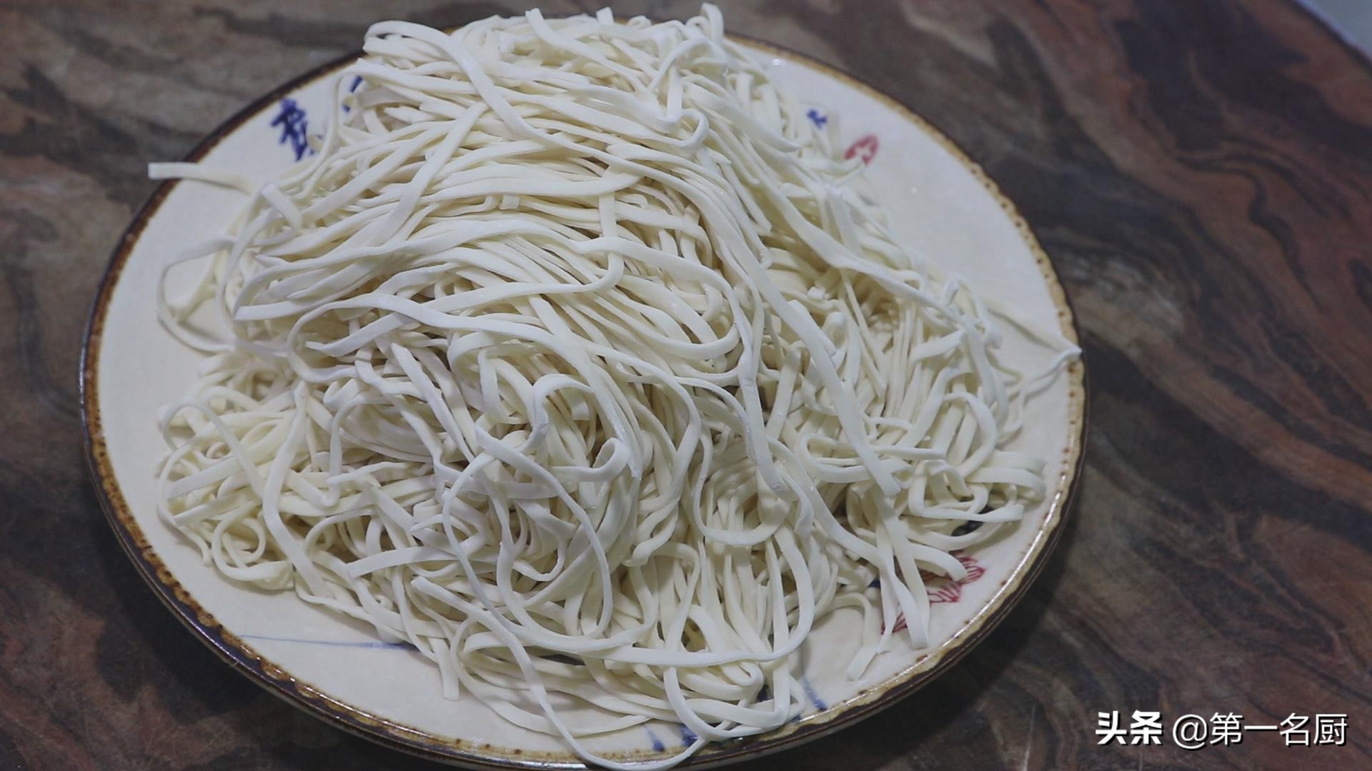 用铁锅炒的面条怎么做,生面条在锅里蒸的做法