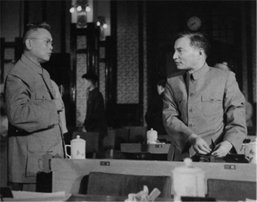 *先念李**开会抽雪茄，毛主席接过一根问：好烟怎么不早点拿出来给我