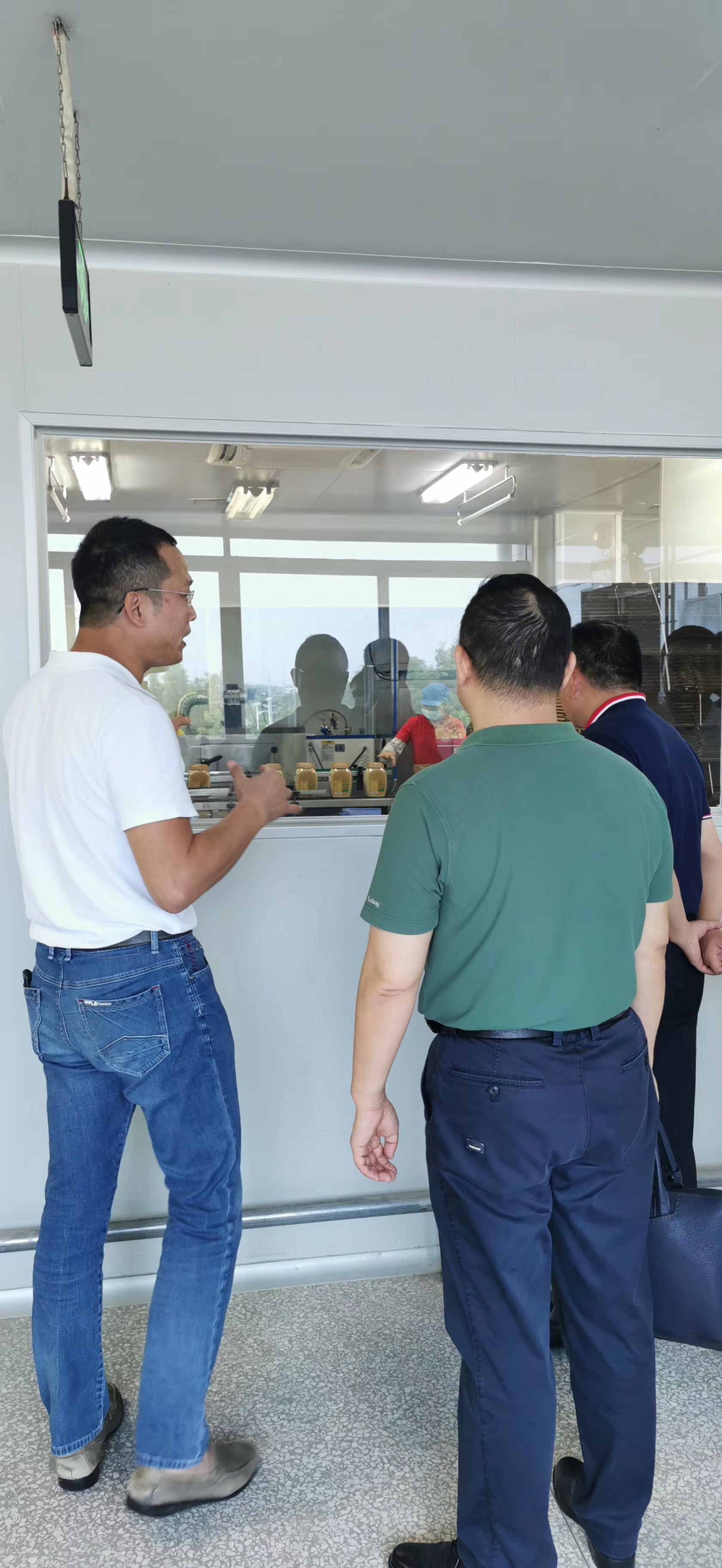 副区长调研扶贫工作,鲁志军到县扶贫办调研指导工作