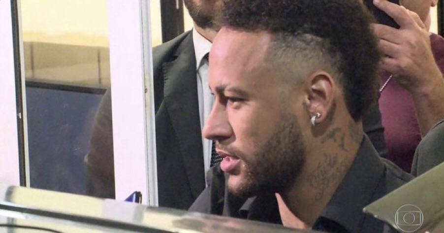 心酸！1.8亿球星，瘸了腿伤了心，还被人告性侵，只能蹦跳进警局