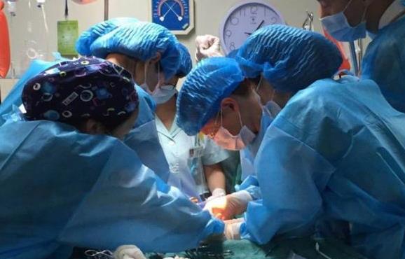 32岁孕妇分娩时突然咳嗽,分娩过程中咳嗽会有什么后果