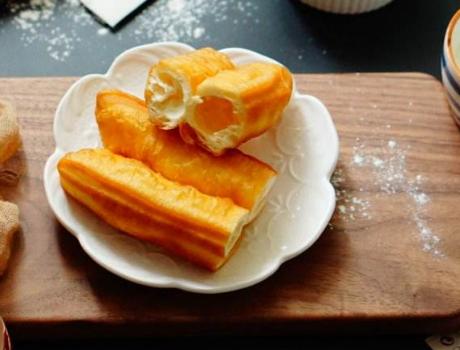 用酵母粉正宗油条炸蓬松做法,炸油条的面粉加酵母粉发酵多久