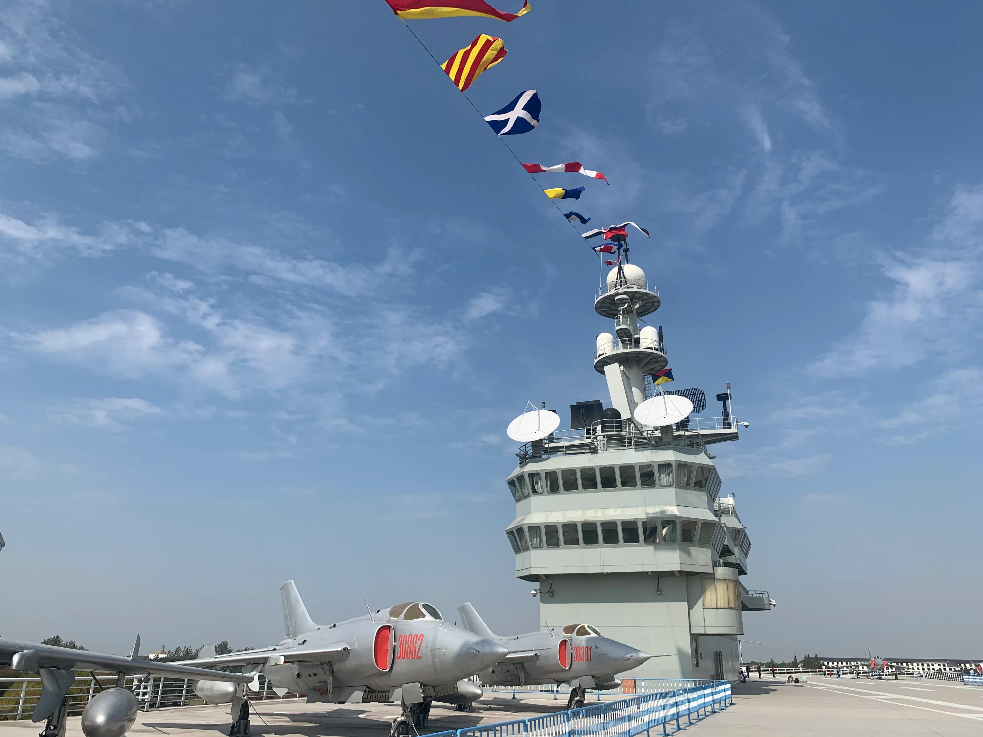 军事迷参观坦克,东方绿舟军事