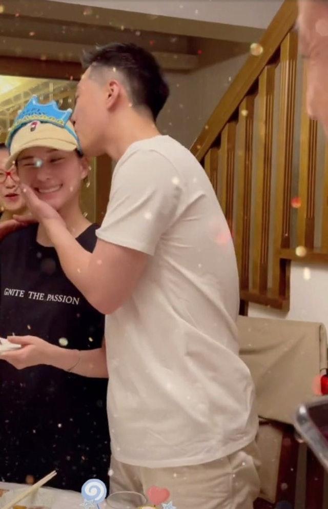 赌王最美千金怀孕再添锤，小腹高高凸起藏不住，姐姐嫁给消防员