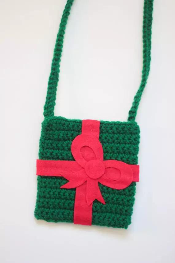 如何钩小包上的小装饰,钩个随身小包包好看