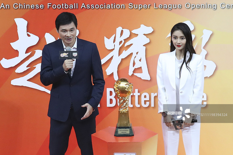 美艳绝伦!Angelbaby现身中超开幕式,白衣胜雪合体李毅|图