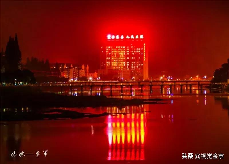 金寨城市夜晚霓虹灯璀璨,金寨山城夜景美景