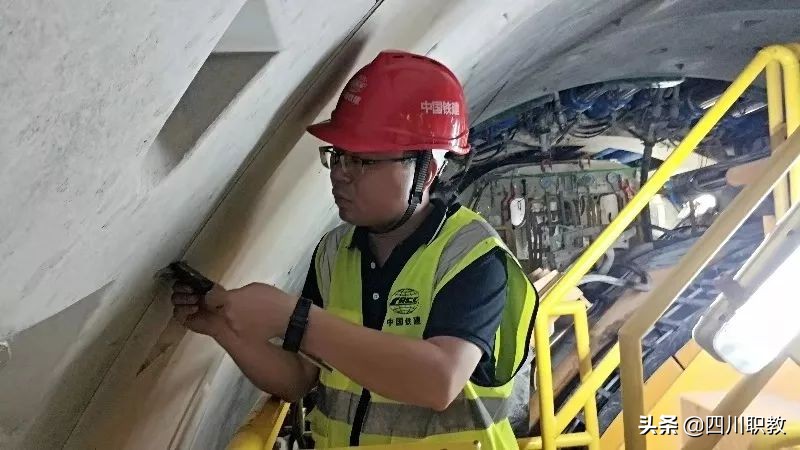 他们都是专科毕业，纷纷进中交、中铁集团，月入上万