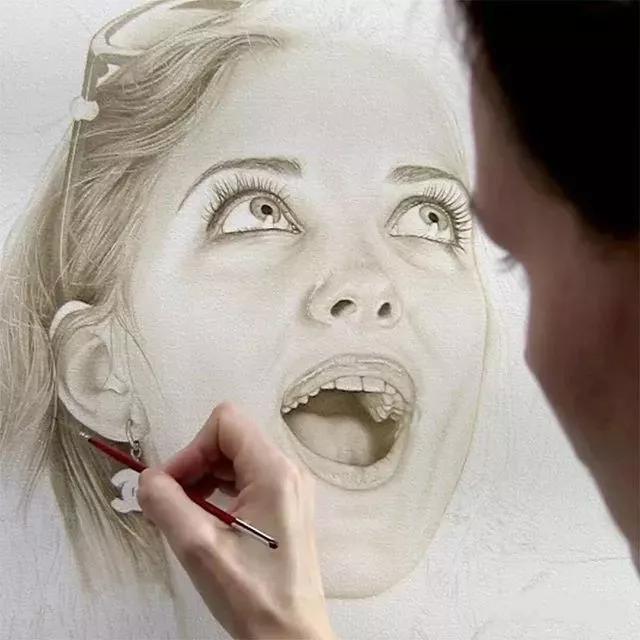 她画的人物栩栩如生用英文怎么说,她画的人物栩栩如生