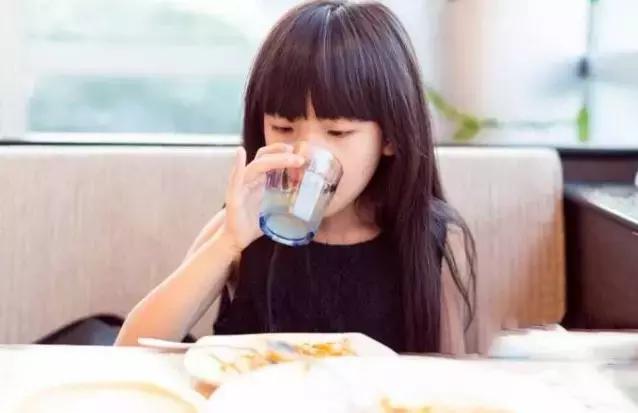 吃糖对孩子危害到底有多大,儿童吃糖的危害到底有多大