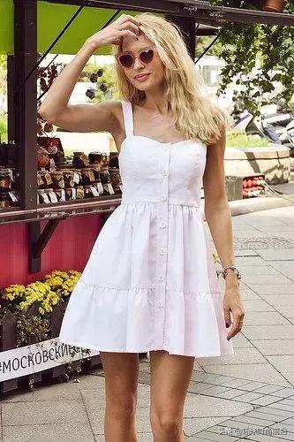 美炸了的吊带裙也挑人，会露才是王者