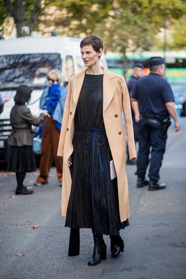 百搭又显气质的法式丝绒裙,一袭丝绒裙复古优雅