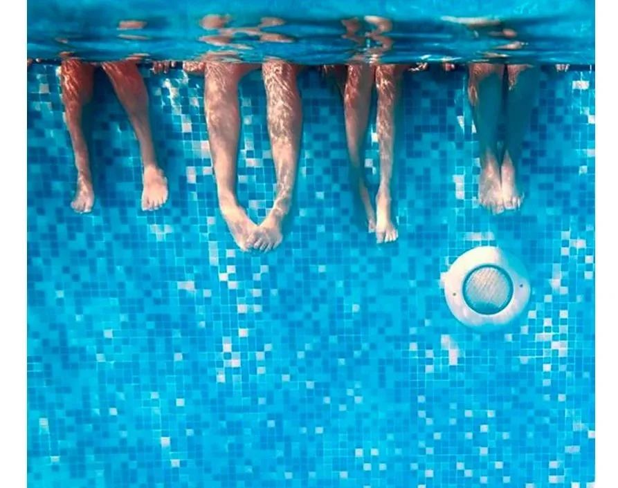 夏天的游泳池怎么画,幼儿园夏天游泳池画