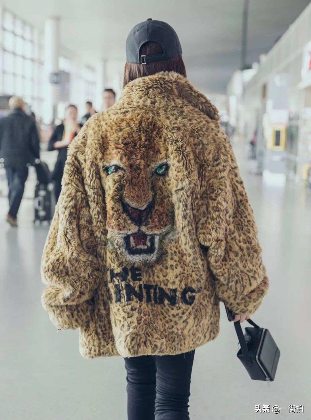 戚薇放大招了,竟穿了羽绒服和睡衣现身机场,混搭界的扛把子啊!