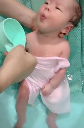 妈妈给宝宝洗澡的样子,宝宝一洗澡就拉粑粑