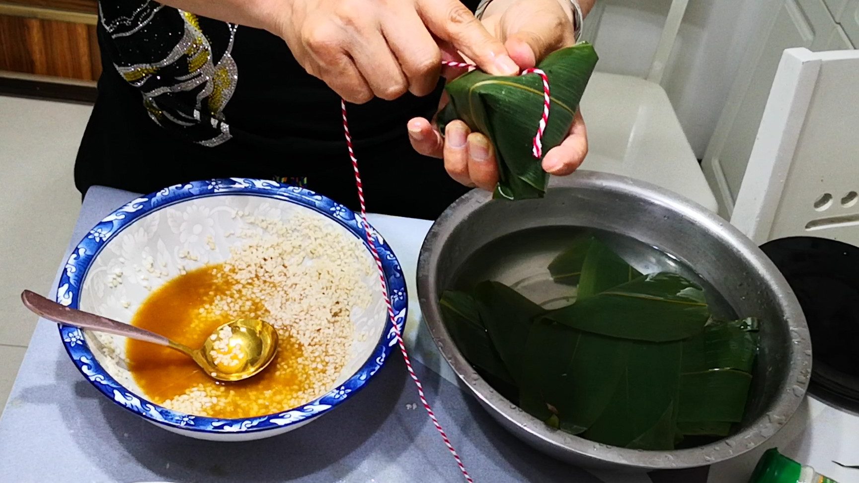 包肉粽子时，最忌泡完米直接就包，多加1步，粽子更香更好吃
