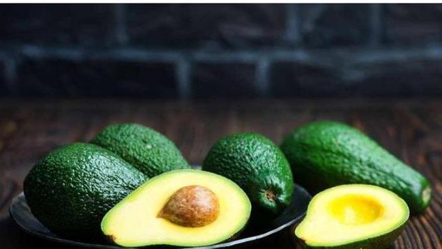 不能给狗狗吃的十种水果,切记这六种水果千万不要给狗狗吃