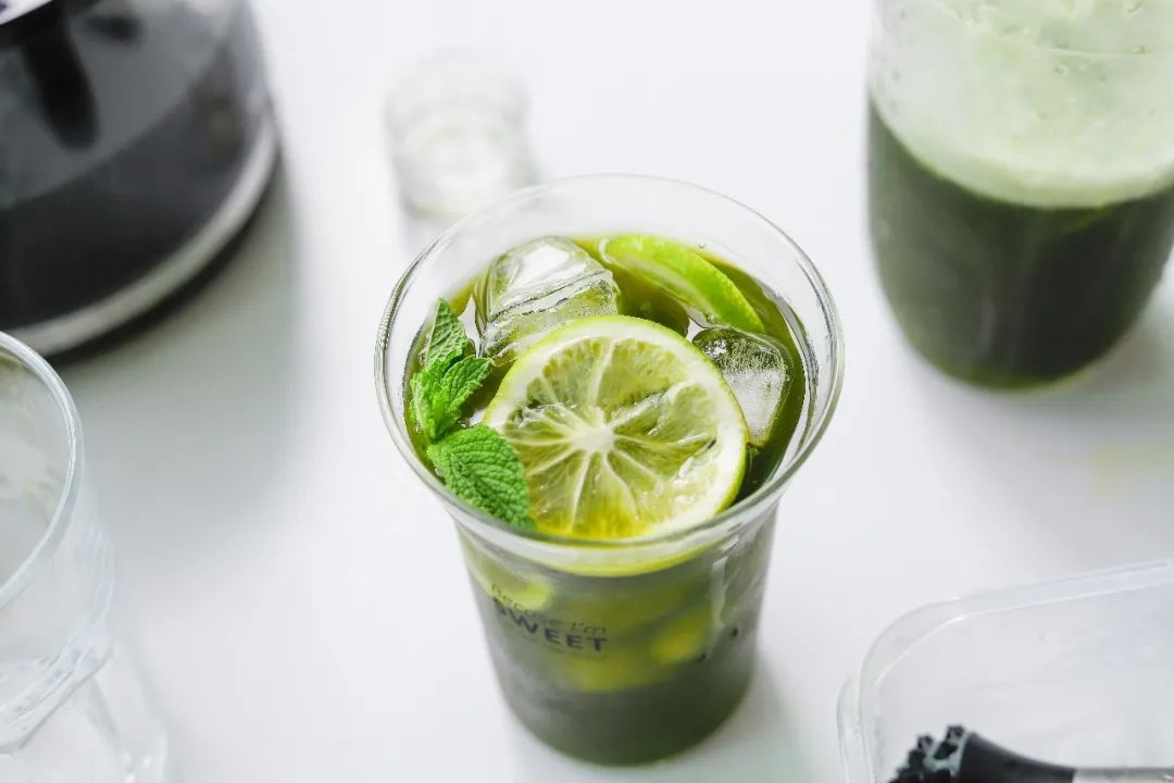 手打柠檬茶原料争议下，“喜茶们”打不过小摊贩？