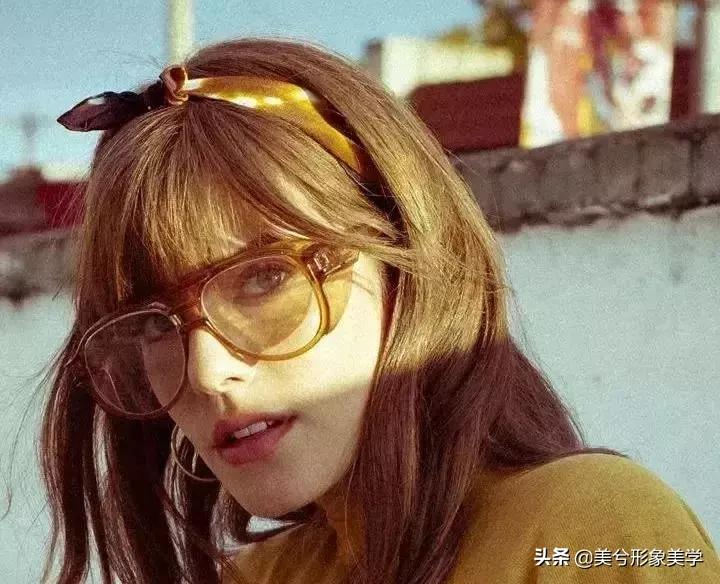 旧衣服怎么系丝巾好看,长条丝巾系法变衣服内搭