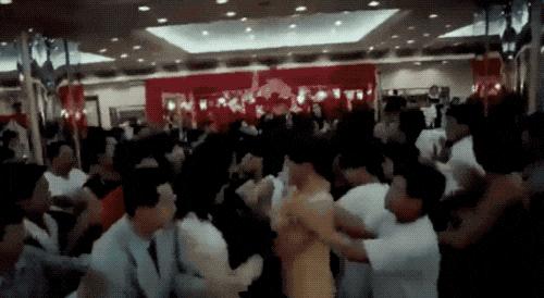 周润发介绍梁家辉赌圣搞笑片段,发哥梁家辉赌神经典片段