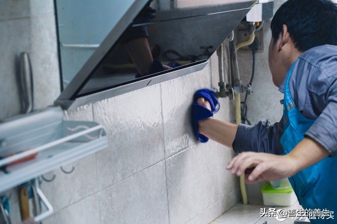 美的油烟机官方专业清洗,美的专业油烟机清洗全过程