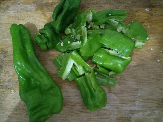 青椒怎么做不辣下饭,不辣的青椒怎么做好吃