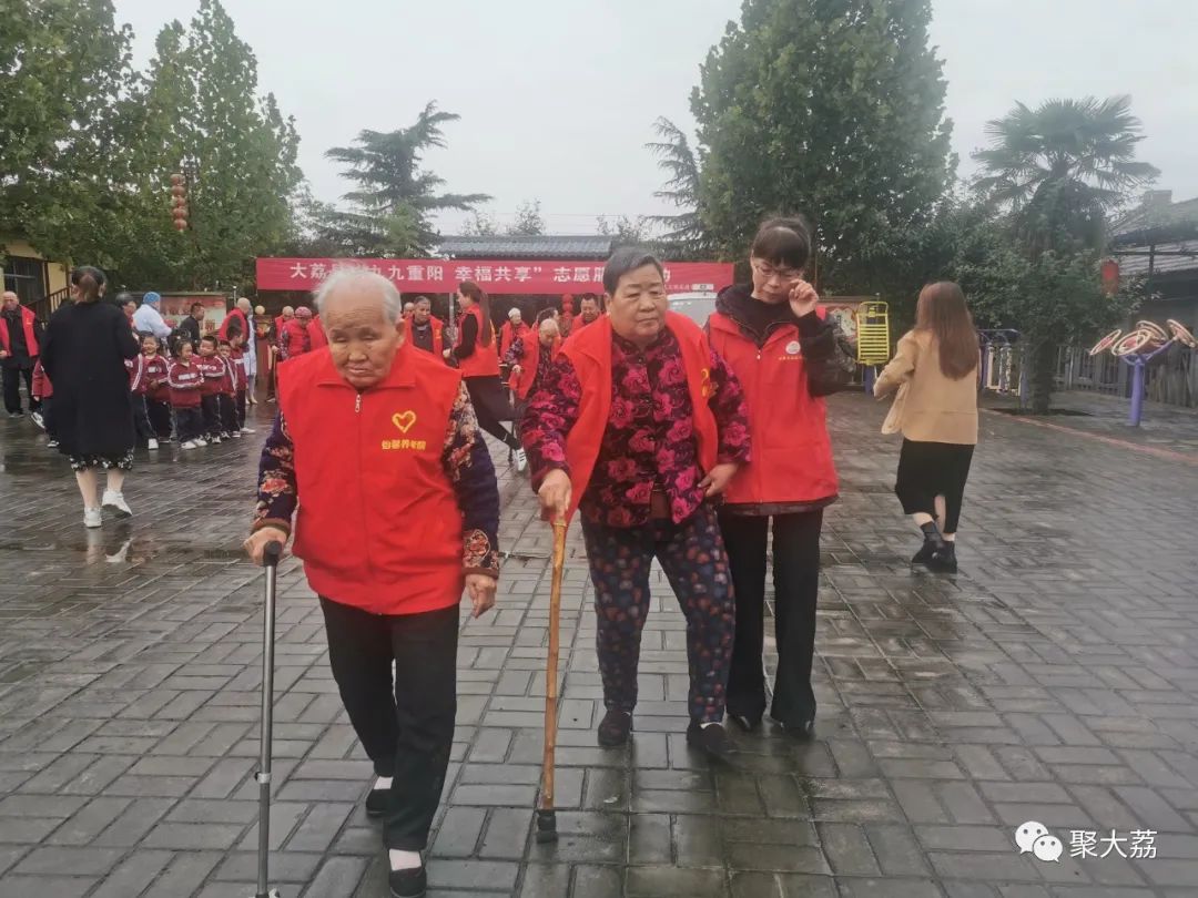 陪老人度过美好重阳节，大荔金龙、鸿运驾校、秦东考务中心在行动