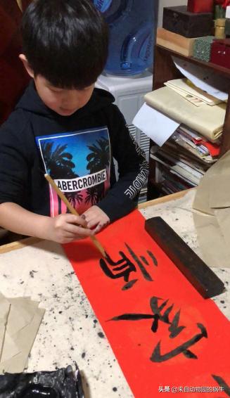 沙溢偷孩子完整版,儿子写作业偷玩手机被妈妈发现