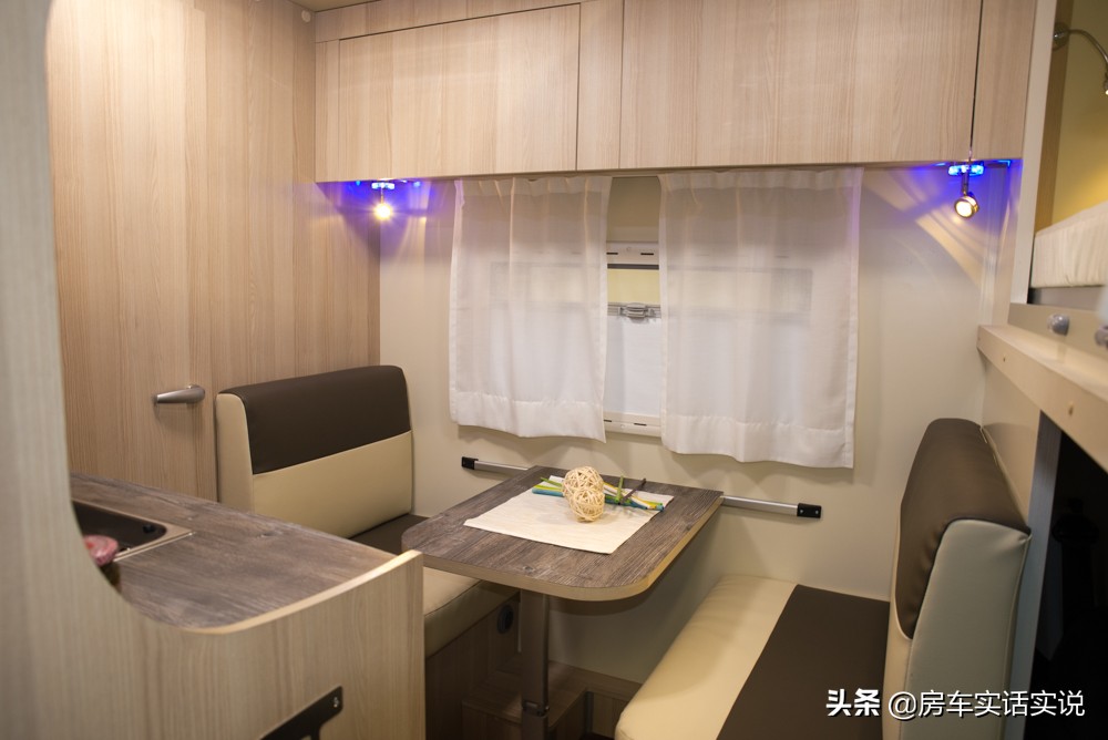 和一般常见的皮卡房车布局不同,dmax皮卡房车六座布局