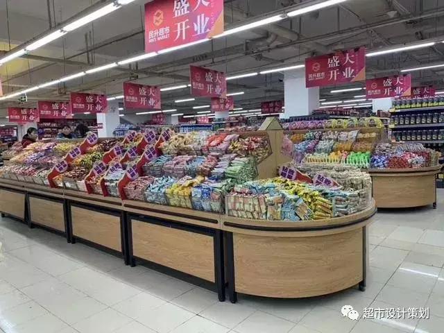 一组超市陈列图,超市肉品区陈列与摆放