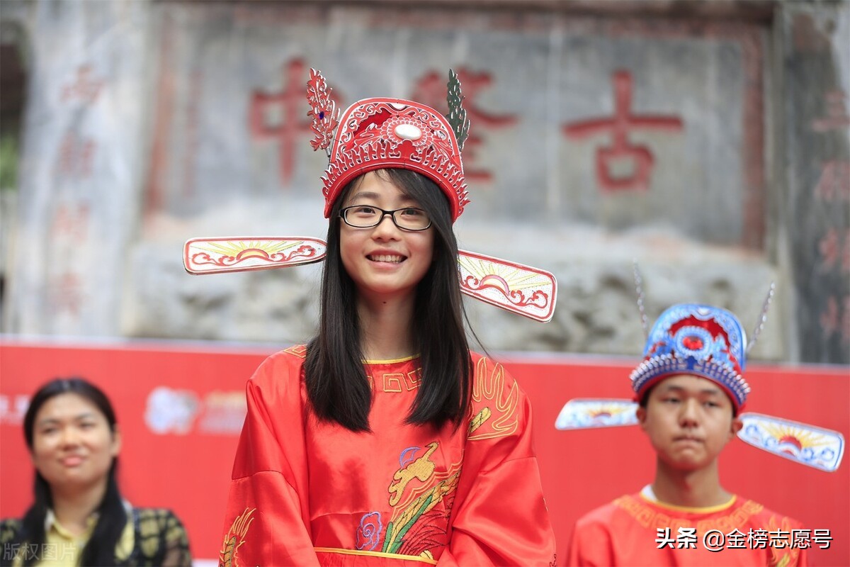 2021高考志愿填报一般多少所大学,志愿省内和省外哪个更容易被录取