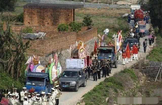 婚车遇丧车谁先走,婚车遇出殡车怎么办