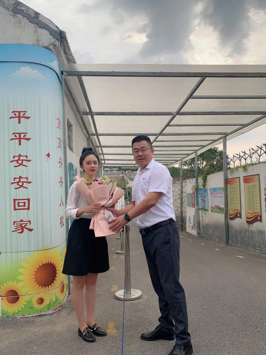 送鲜花、走红毯、颁奖状……崂山区枯桃小学庆教师节