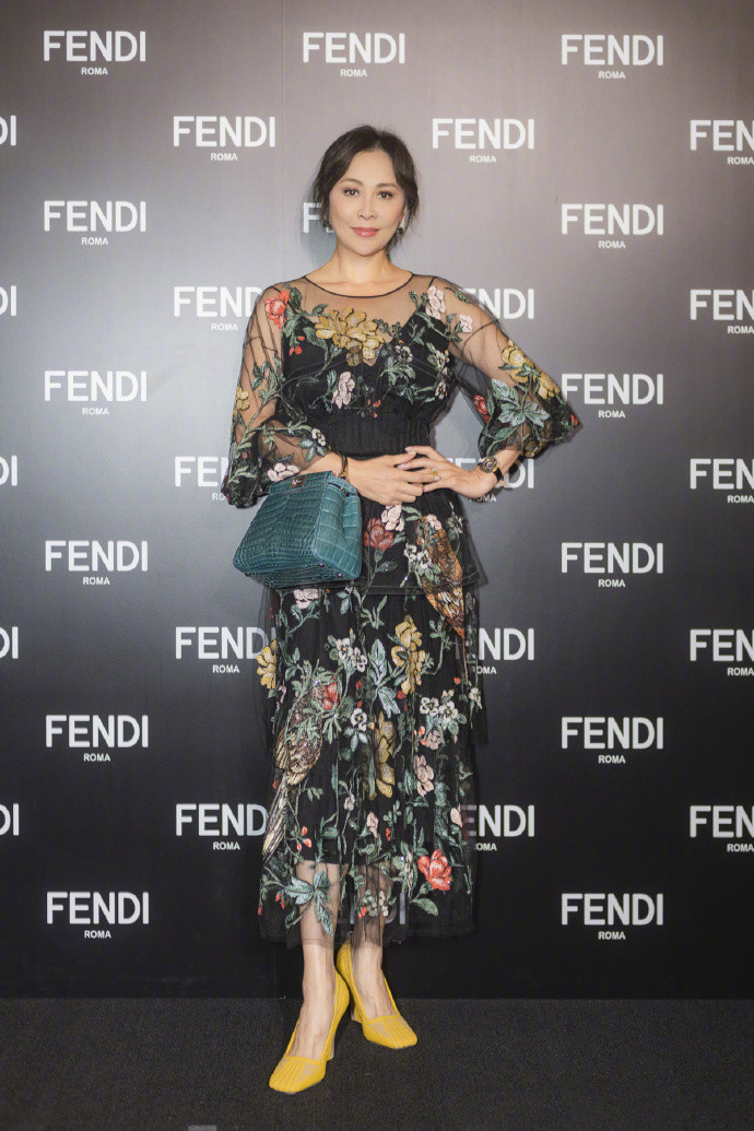 刘嘉玲斜偏分发型图片,刘嘉玲变装后面有惊喜