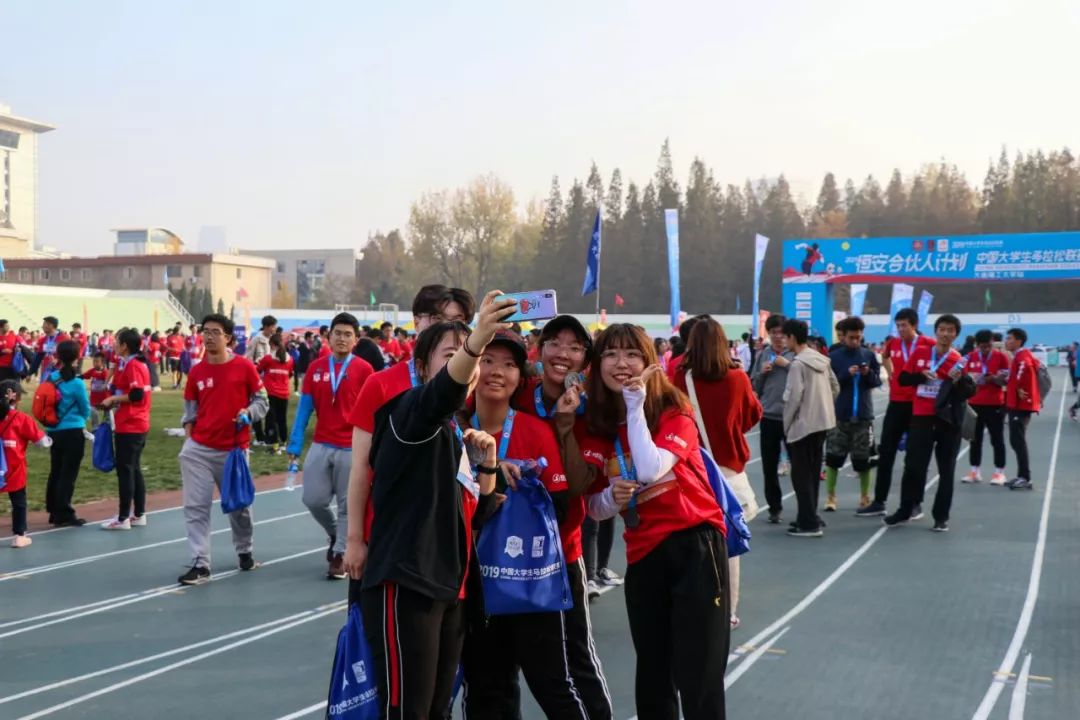 马拉松燃情开跑,2023半程马拉松鸣枪开跑