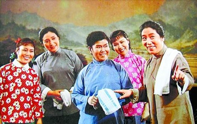 她的一蹦三尺高引发满堂喝彩,让毛主席哈哈大笑,并加以趣味点评